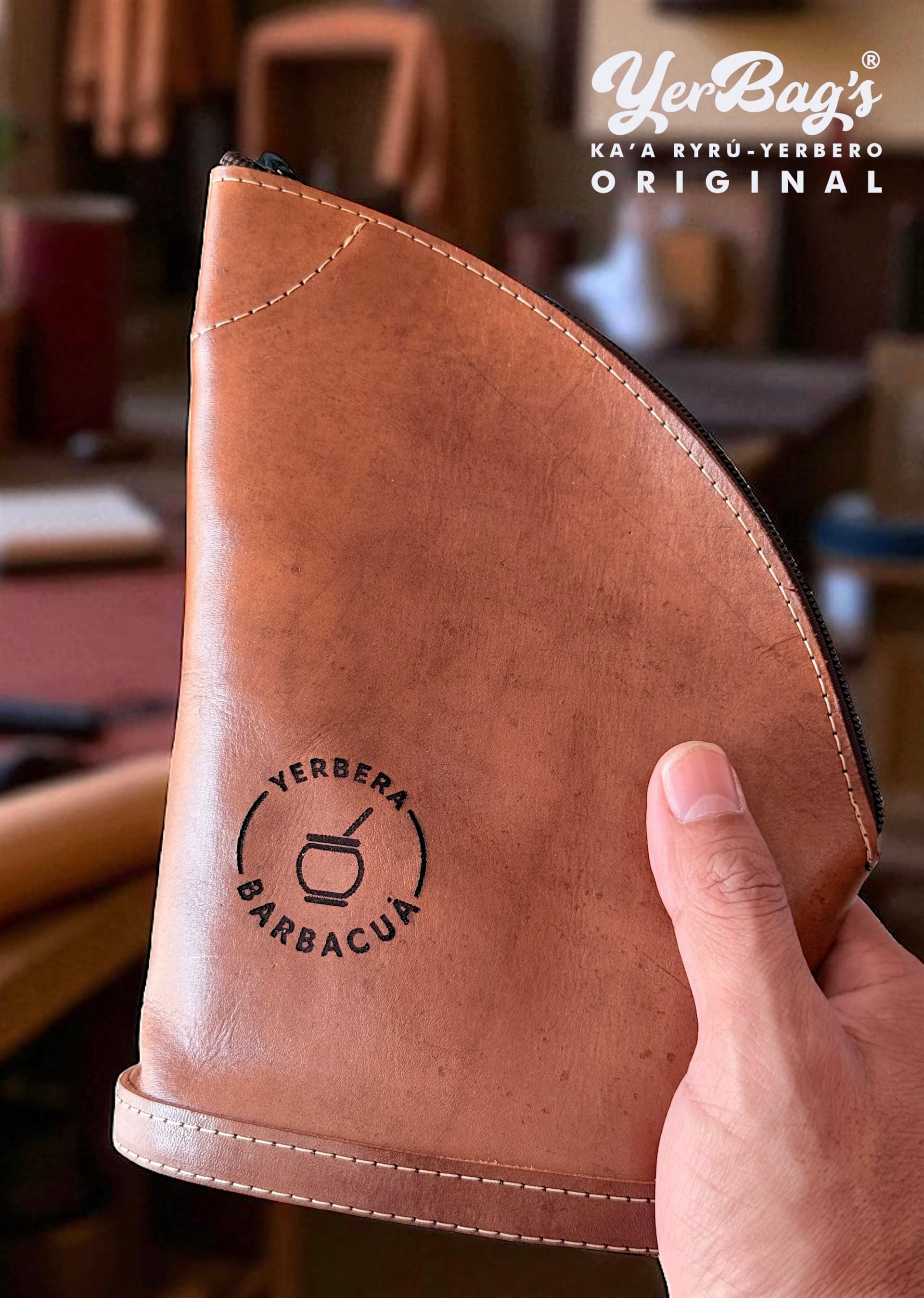 Yerbero de cuero con el logo de Yerbera Barbacuá