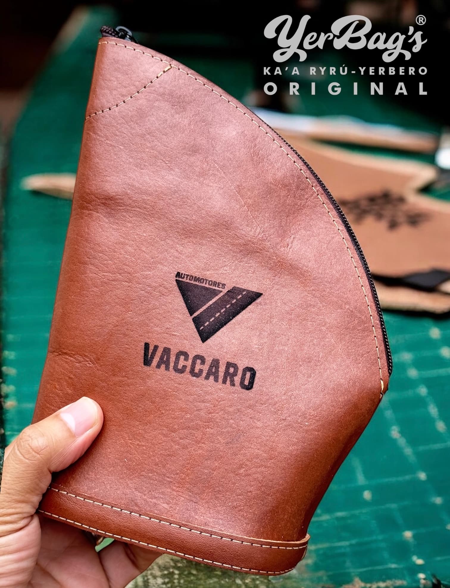 Yerbero de cuero con el logo de Vaccaro