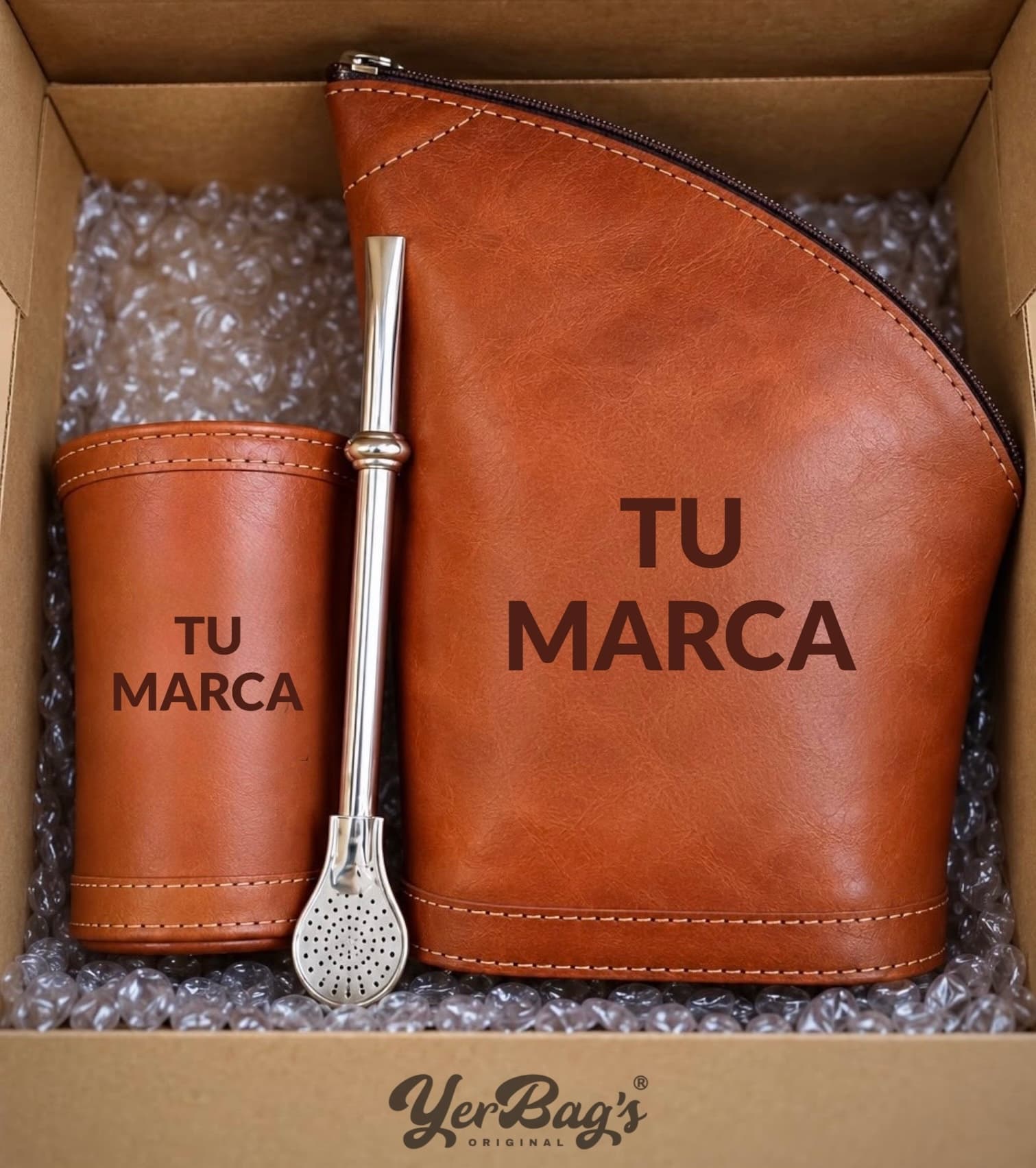 Juego completo YerBag's: yerbero, guampa en mismo estilo y bombilla de alpaca con caja personalizada.